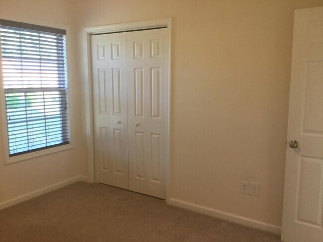 Building Photo - 450 Chelsea Loop