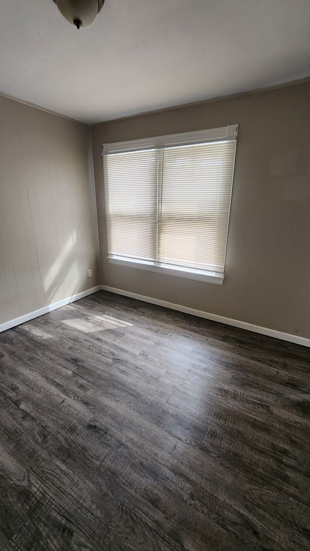 Building Photo - 2 Bed 1 Bath