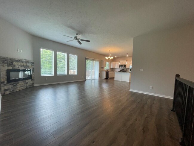 Building Photo - Large Home in Bellevue for Rent!