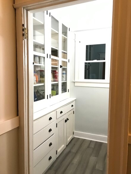 Butler's Pantry - 32 Pawling Avenue