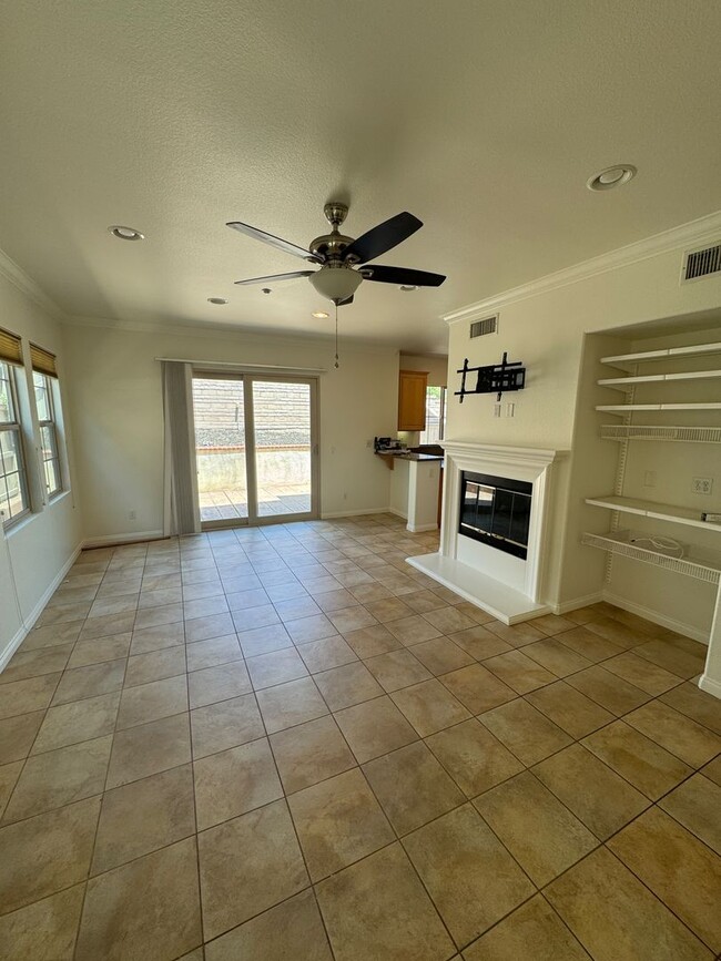 Building Photo - Beautiful Mission Valley Townhome in Escal...