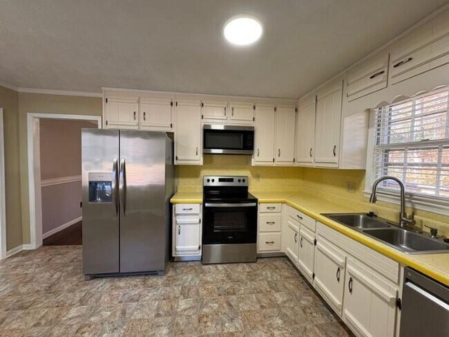 Building Photo - 2490 Trent Dr NE