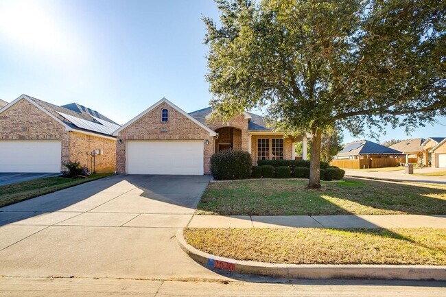 Building Photo - Beautiful Corner Lot Home in North Arlington-  3 Bed, 2 Bath- Ready for New Tenants- Arlington ISD