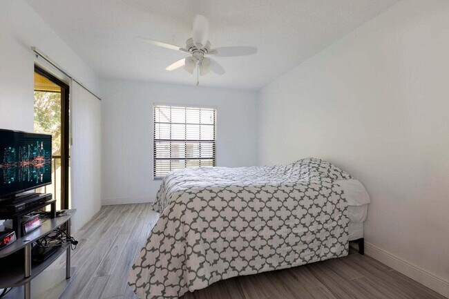 Building Photo - 321 Olivewood Pl