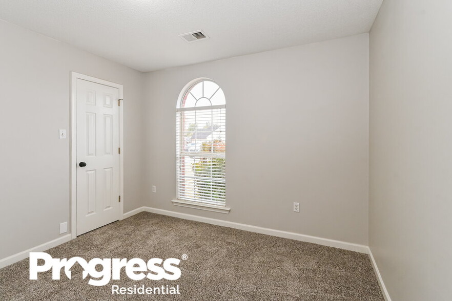 Building Photo - 4060 Triple Crown Loop N