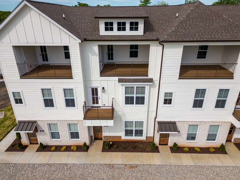 Building Photo - 1435 Spring Pointe Ln