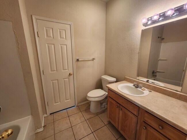 Building Photo - Charming 3 bedroom duplex in Weatherford