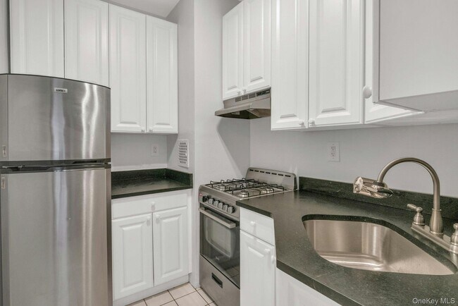 Building Photo - 10 Lake St