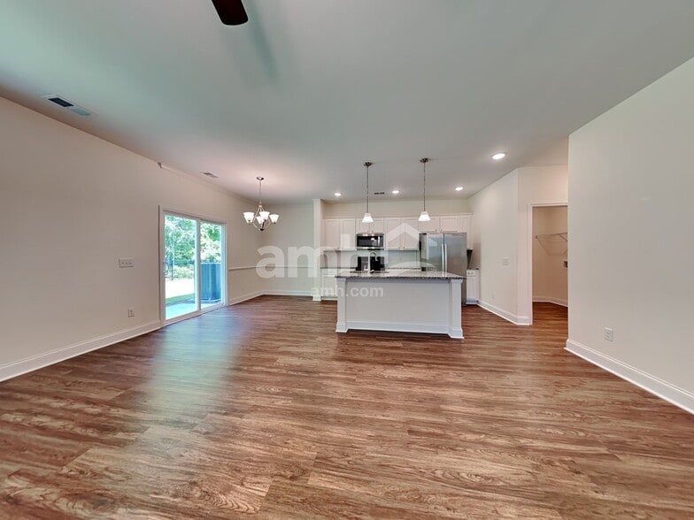 Building Photo - 418 E Main St