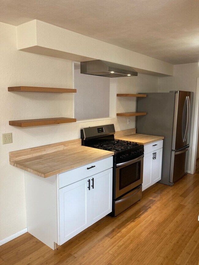 Building Photo - Mid-Century Four Bedroom in Candalaria, La...