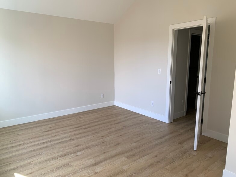 Building Photo - 5599 S Curtice St