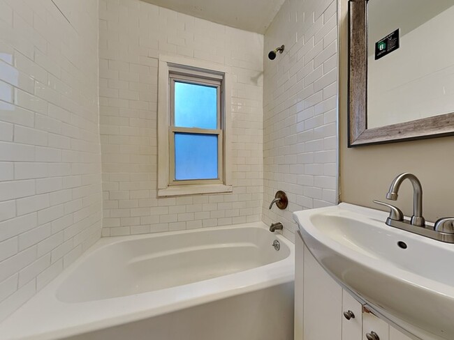 Building Photo - WINTER SPECIAL!! 3 Bedroom, 1 Bathroom Hou...