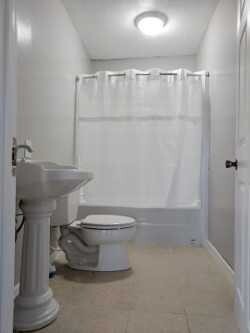 Building Photo - Looking for a home or an office space...Come take a look!!