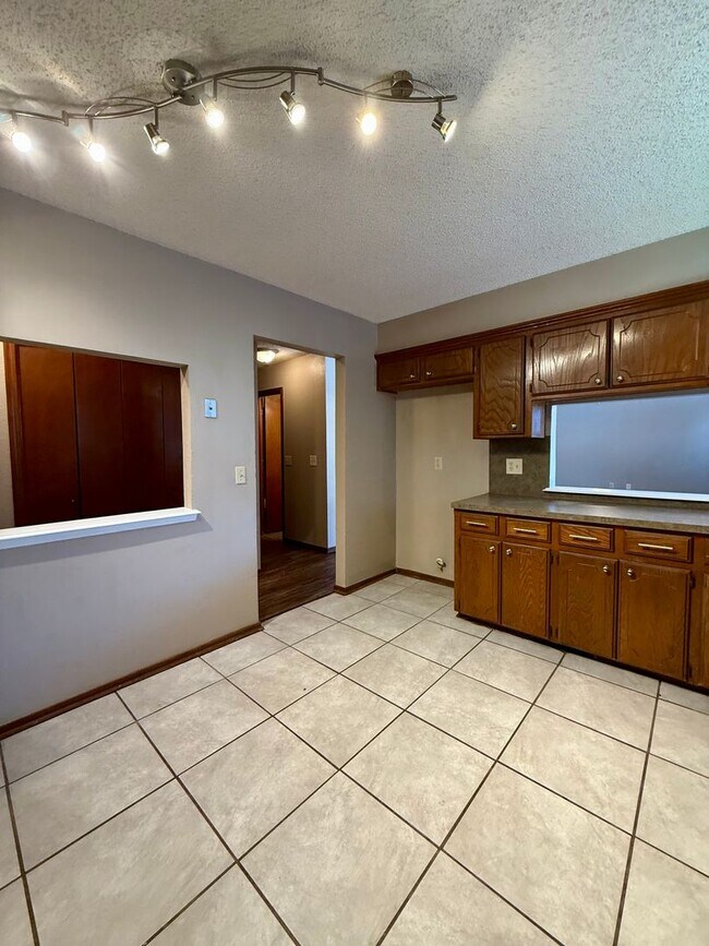 Building Photo - Updated home located in NW OKC