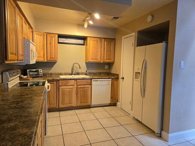 Building Photo - Spacious Condo With Covered parking