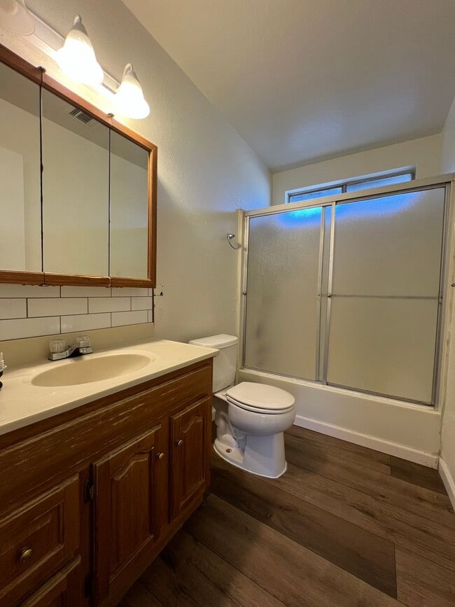 Building Photo - Cozy 2 Bed, 1 Bath – Great Location, Great...