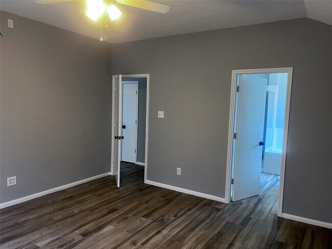 Building Photo - 1810 Village Ct Ln