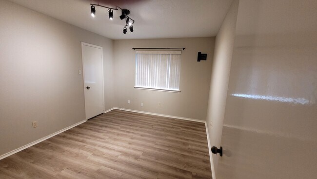 Building Photo - 2220 Castle Dr