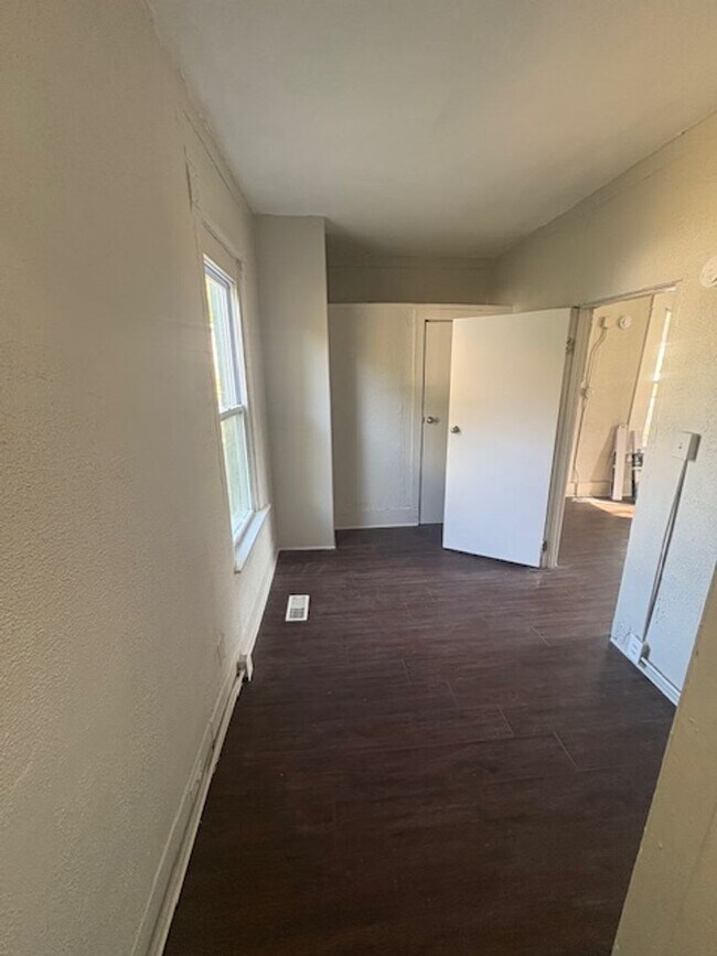 Building Photo - 2 bedroom / 2 bathroom signal family home ...