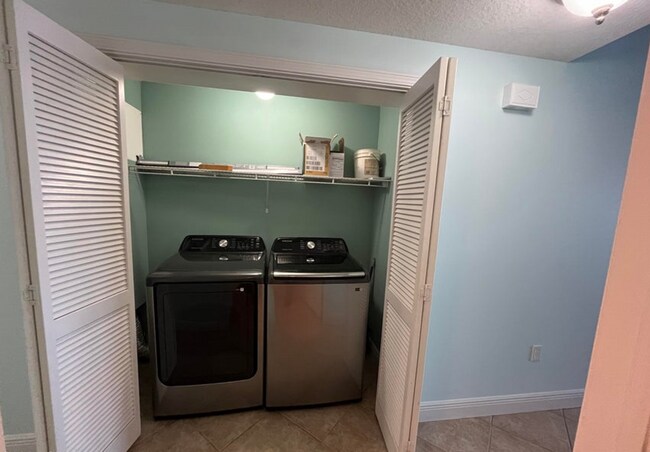 Building Photo - 2400 Grandiflora Blvd