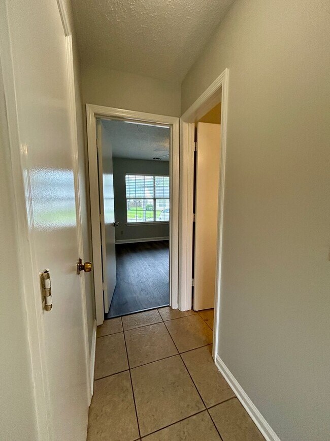 Building Photo - 166 Bordeaux Ln