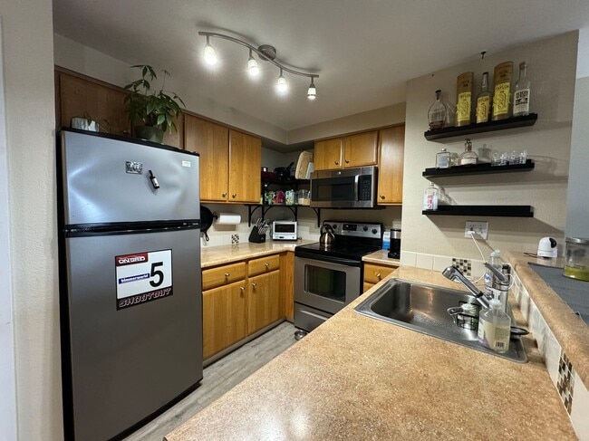 Building Photo - CLICK "REQUEST A TOUR" NOW!