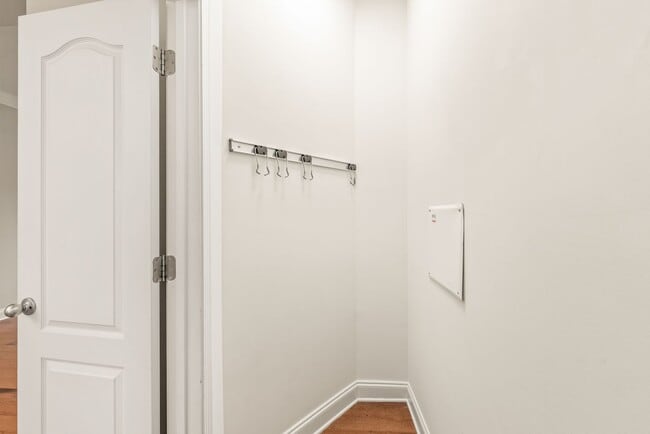 Building Photo - (Coming Soon) Newly Renovated Townhome Oas...