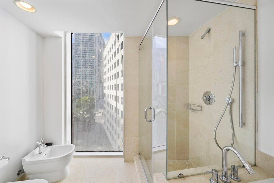 Building Photo - 495 Brickell Ave