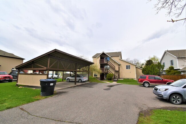 Building Photo - Top Floor Apartment! Convenient Location!