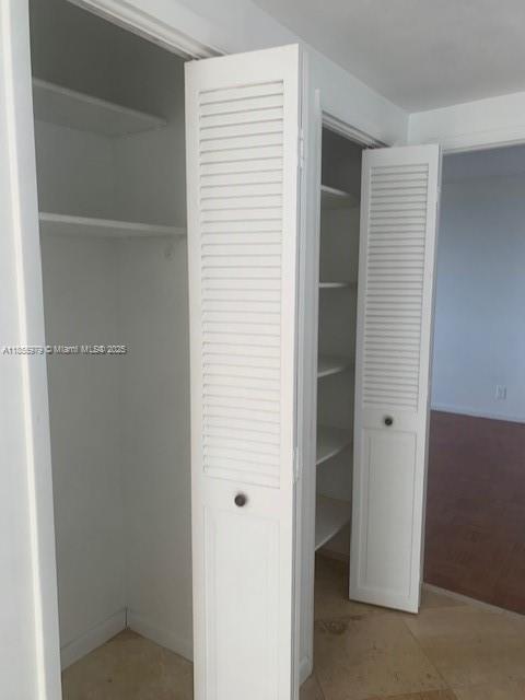 Building Photo - 4200 Hillcrest Dr