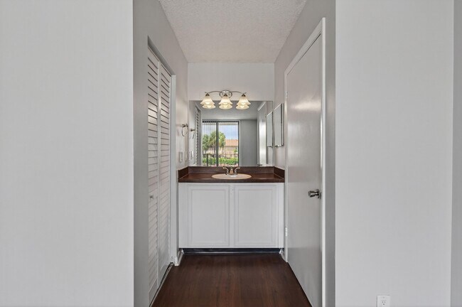 Building Photo - 708 Executive Center Dr