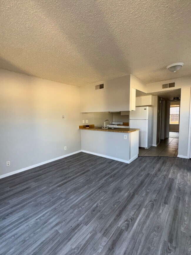Building Photo - 916 San Pedro Dr SE