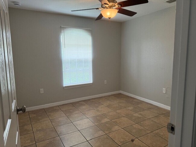 Building Photo - Spacious 3 Bed / 2 Bath Home in the Heart ...