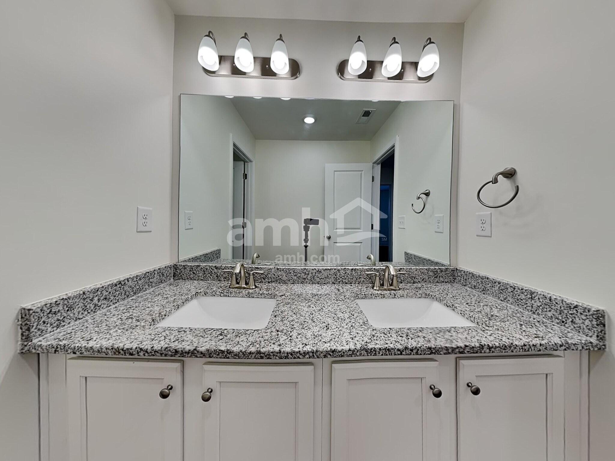 Building Photo - 101 Fairway Dr