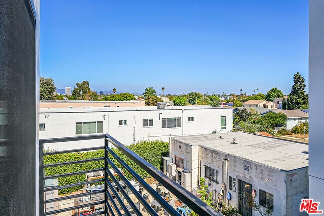 Building Photo - 1923 Carmona Ave
