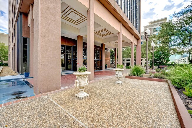 Building Photo - 5150 Hidalgo St