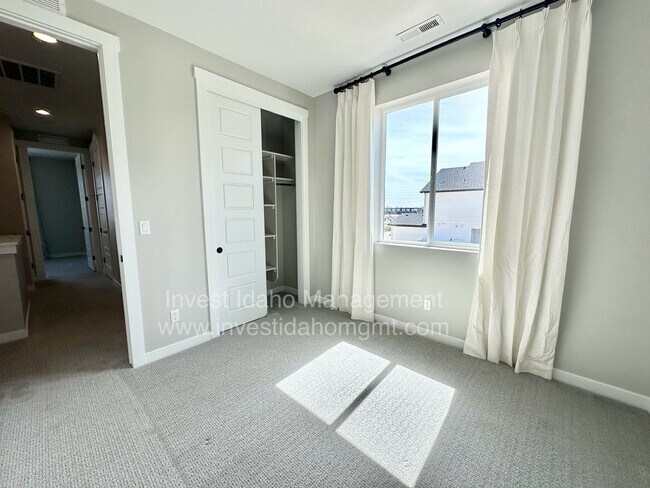 Building Photo - Luxury Living in the Heart of Star, ID – Gated Townhome with High-End Finishes