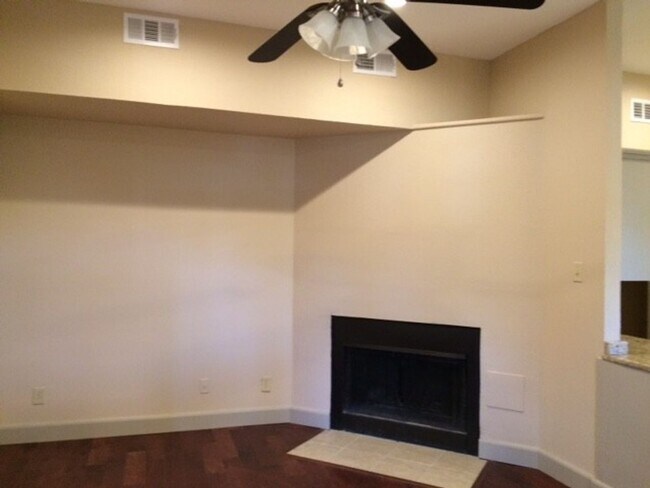 Building Photo - Cute 3/2 duplex in Frisco, Tx- Available NOW and Renovated
