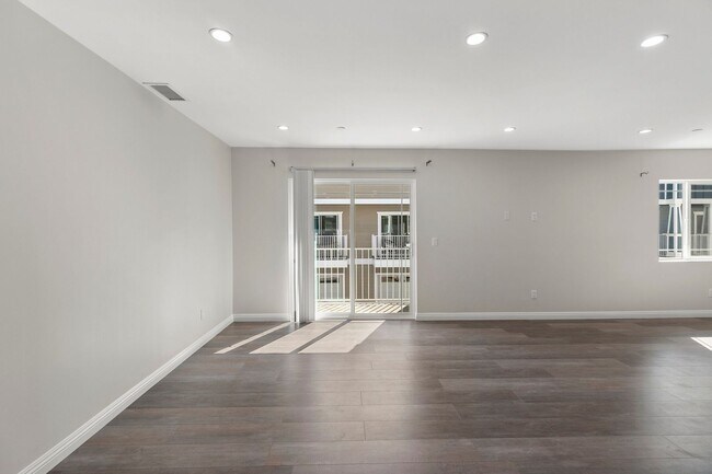 Building Photo - 3 Bedroom & 2.5 Bathroom Townhome with 2 Car Garage & Laundry