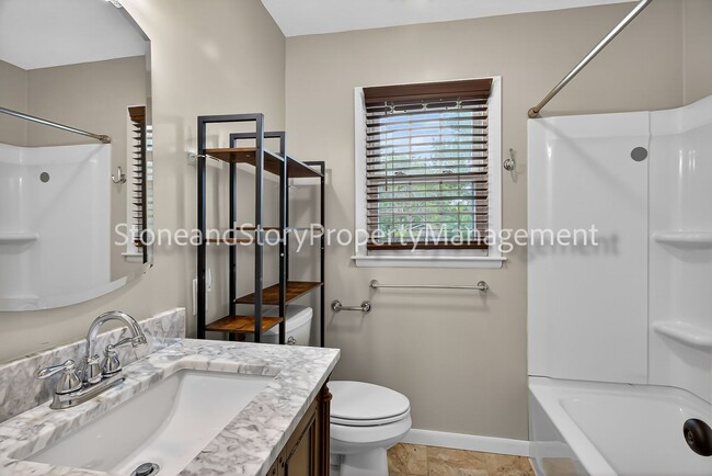 Building Photo - 4 bedroom 2 bath on quiet street in Briarwood