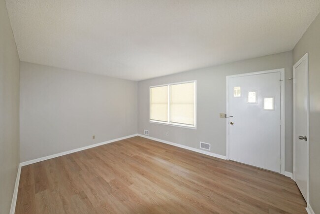 Building Photo - 3/1 ranch home on 4 acres