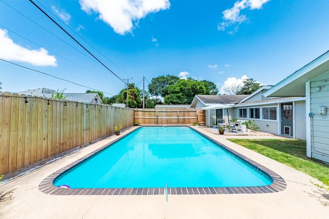 Building Photo - 11 10th Ave N