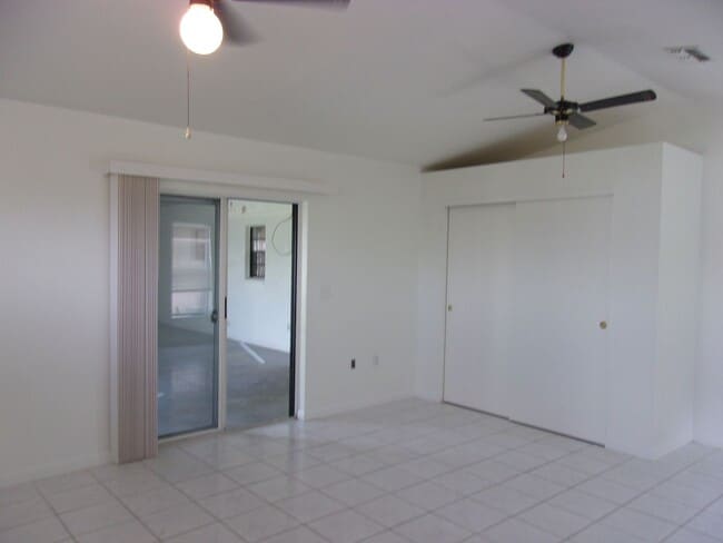Building Photo - 2261 Maximilian Ave