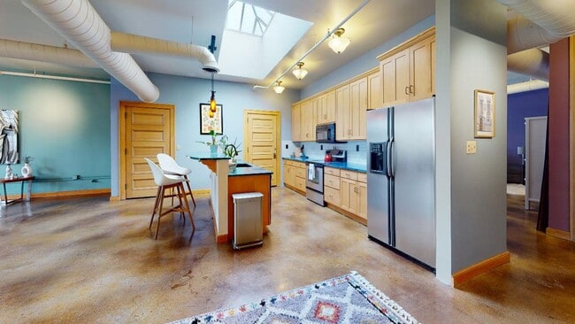 Primary Photo - 111 E 17th St