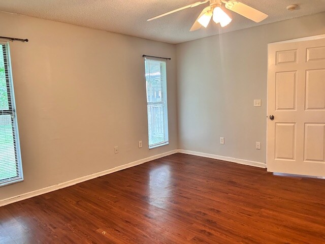 Building Photo - 4294 Tanglewilde Dr S