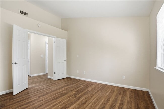 Building Photo - 604 Hovey Way