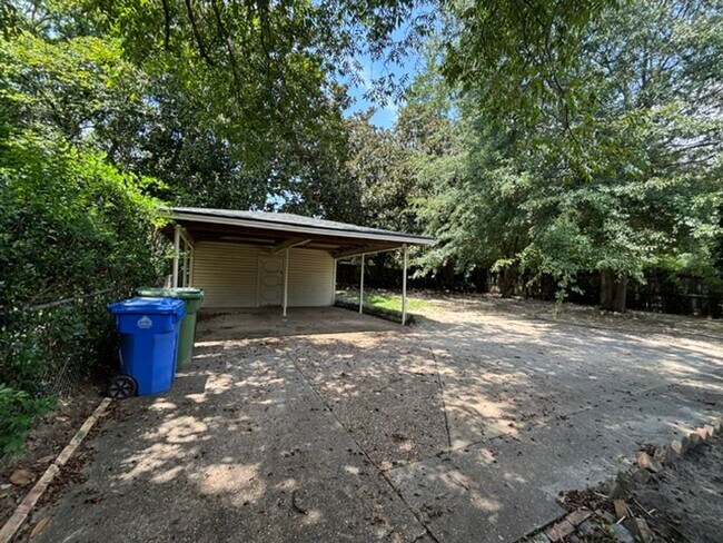 Building Photo - 1531 Iris Dr