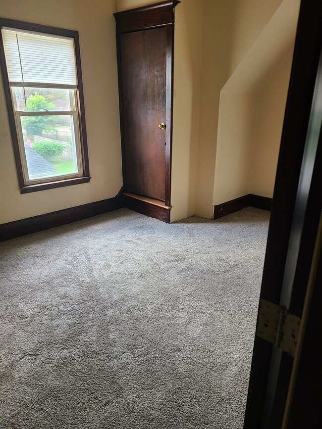 Building Photo - 5 Bed/ 2 bath house
