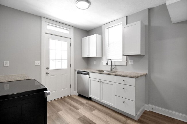 Building Photo - Beautifully Updated 3-Bedroom Home Near Do...