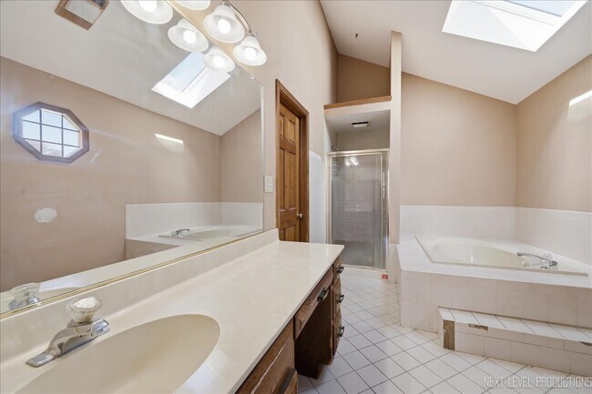 Building Photo - 13 Saddlewood Ct